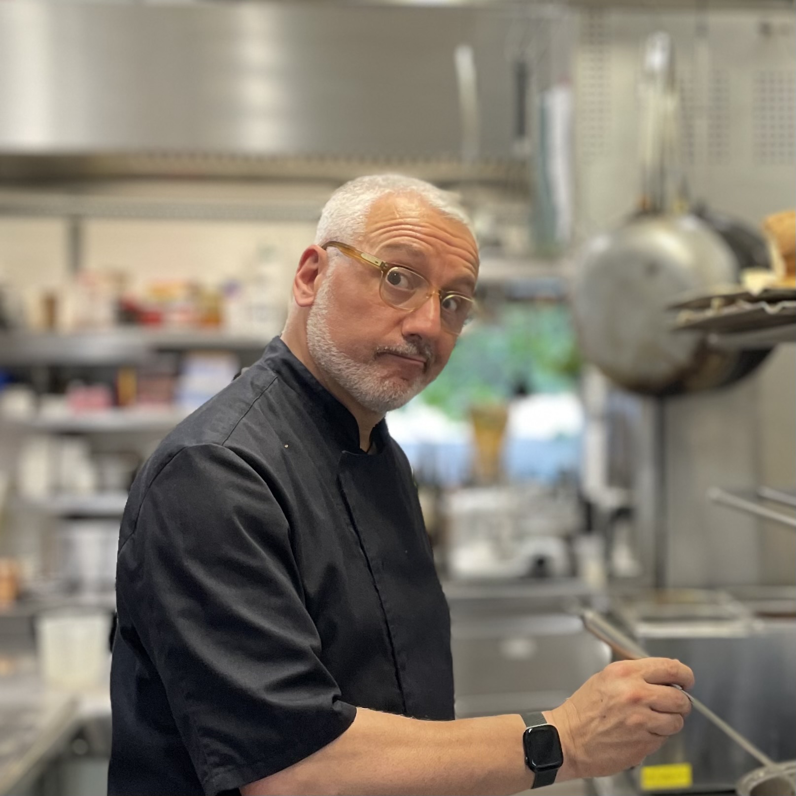 Andrea Sposini, chef italiano, nella cucina di un ristorante