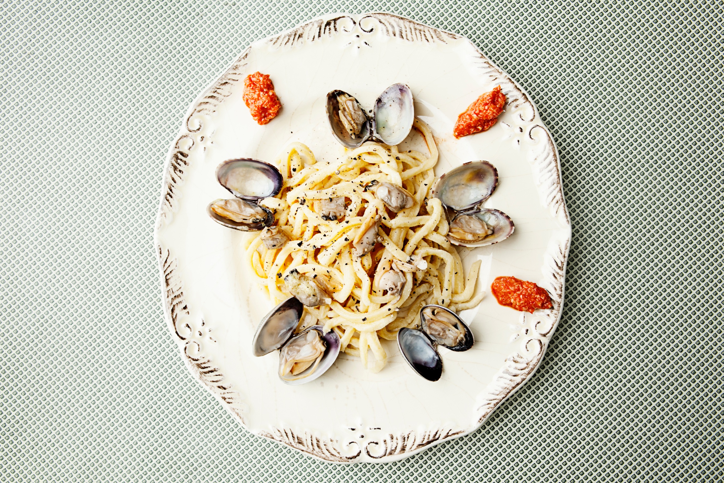 Spaghetti alla chitarra con vongole, pesto di pomodori secchi e pepe nero